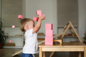 À quel âge introduire le triangle de Pikler ?