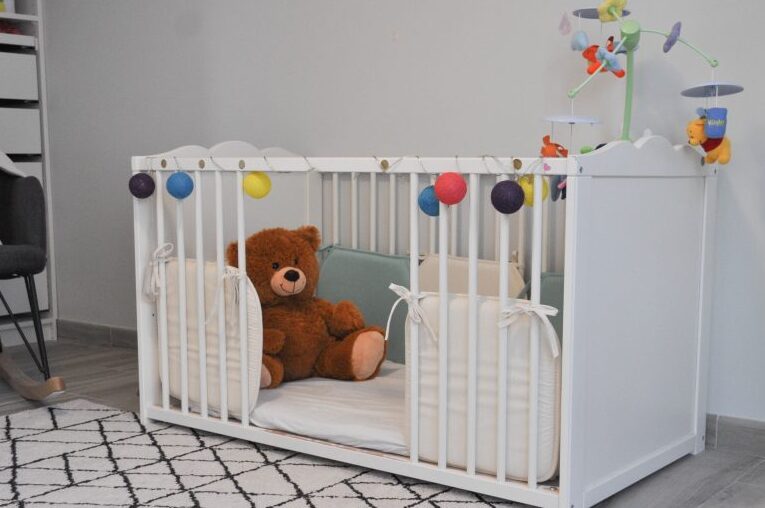 À quel âge passer bébé dans un lit Montessori ?