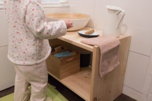 Comment adapter un meuble pour une salle de bain Montessori?