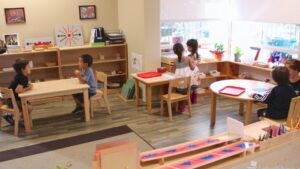 Comment choisir le meilleur meuble pour une maternelle Montessori ?