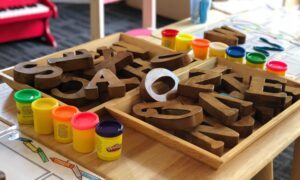 Comment intégrer la table d'activité Play Doh à la méthode Montessori ?