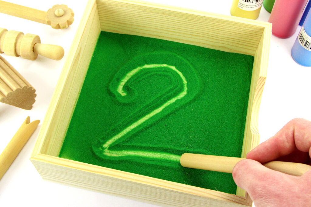 Comment intégrer une table d'activité avec sable à la pédagogie Montessori?