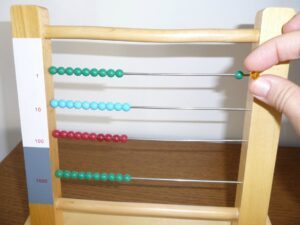 Comment utiliser un boulier sur une table d'activités Montessori ?