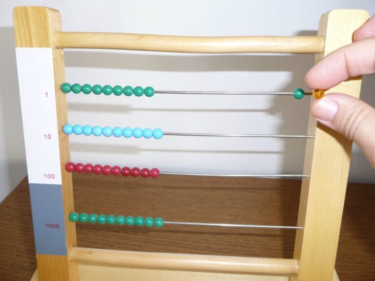 Comment utiliser un boulier sur une table d'activités Montessori ?