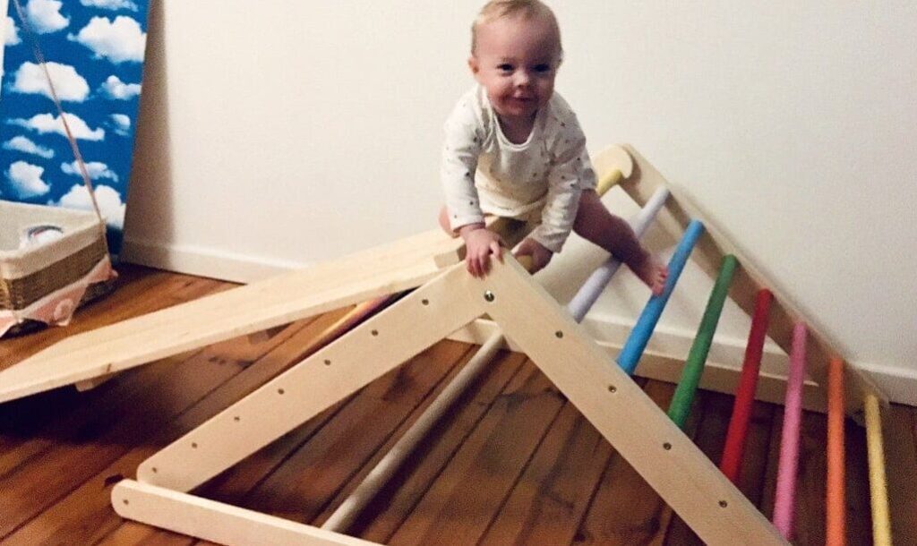 Où louer un triangle de Pikler pour l'éveil de bébé ?