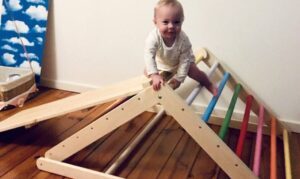 Où louer un triangle de Pikler pour l'éveil de bébé ?