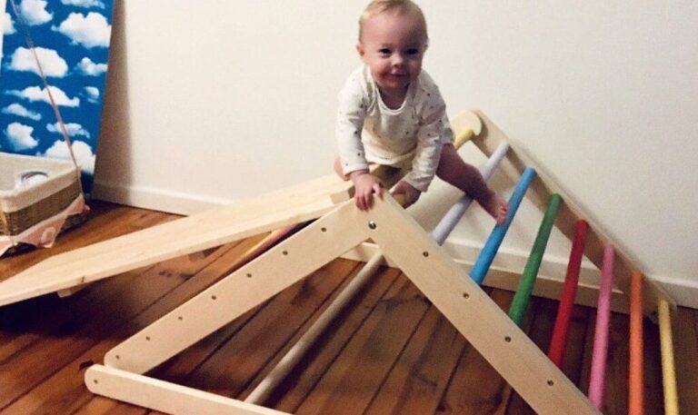 Où louer un triangle de Pikler pour l'éveil de bébé ?