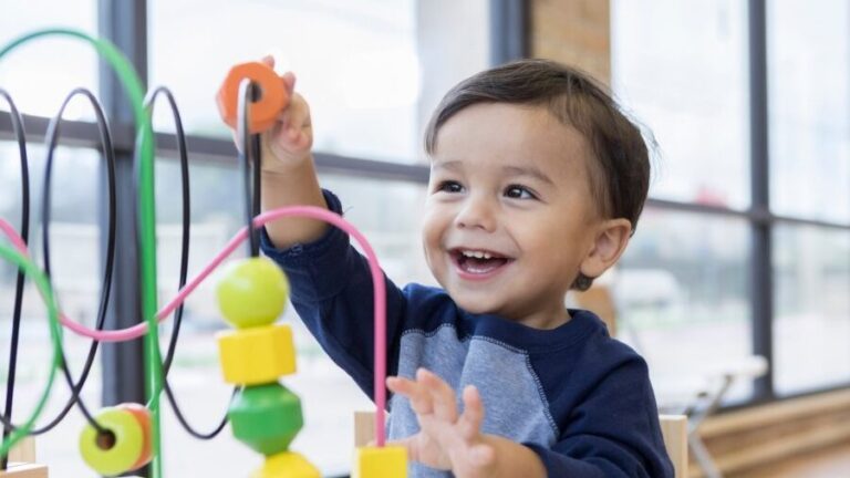 Quelle table d'activité choisir pour bébé assis ?