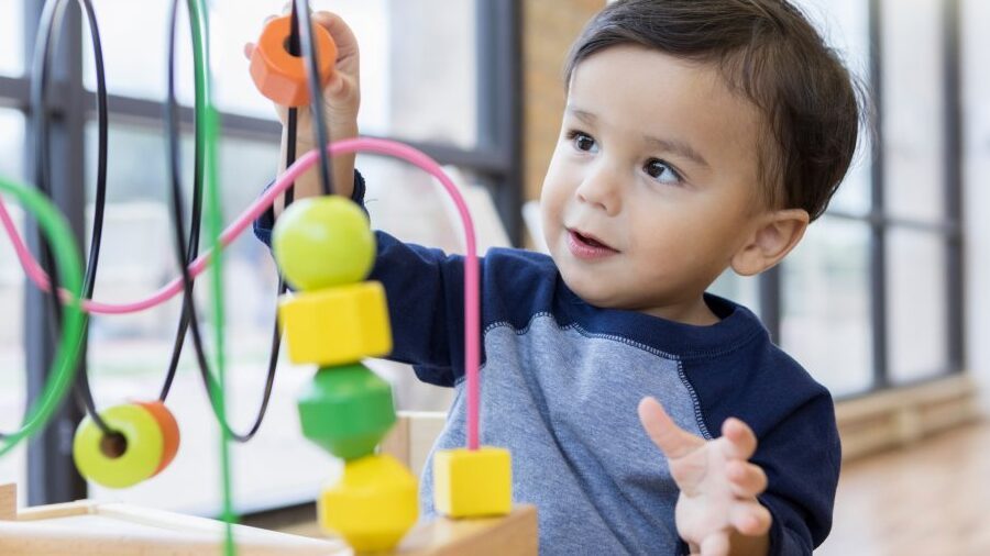 Table d'activité bébé debout : Pourquoi est-ce essentiel ?