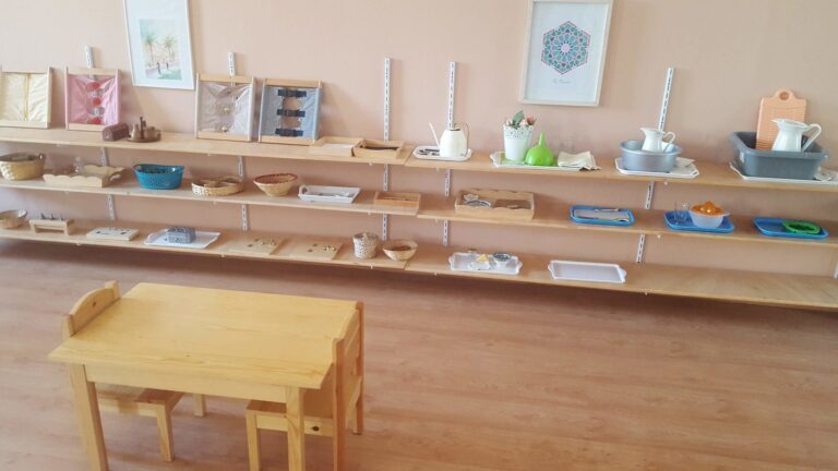 Aménager un meuble pour la vie sensorielle Montessori