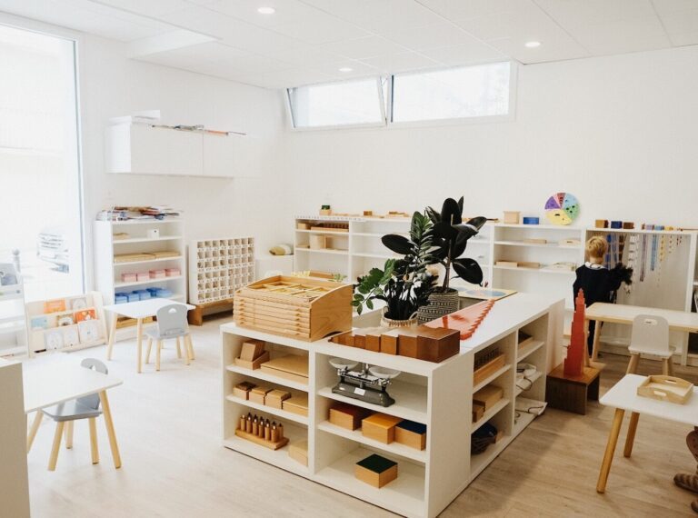 Aménager une classe Montessori : quels meubles choisir ?