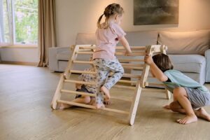 Comment utiliser le triangle de Pikler avec les parents en nature ?