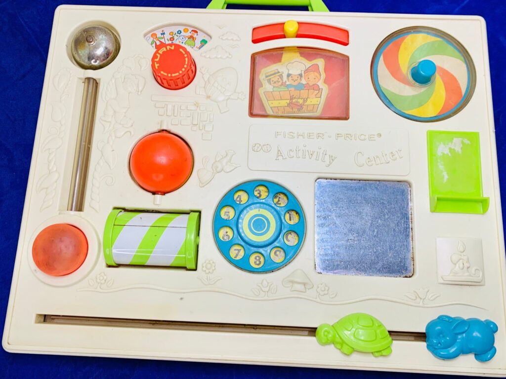 Peut-on utiliser une ancienne table Fisher Price à la Montessori ?
