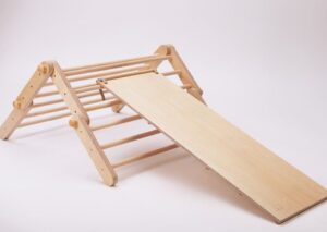 Pourquoi les barreaux des triangles de Pikler bougent-ils ?