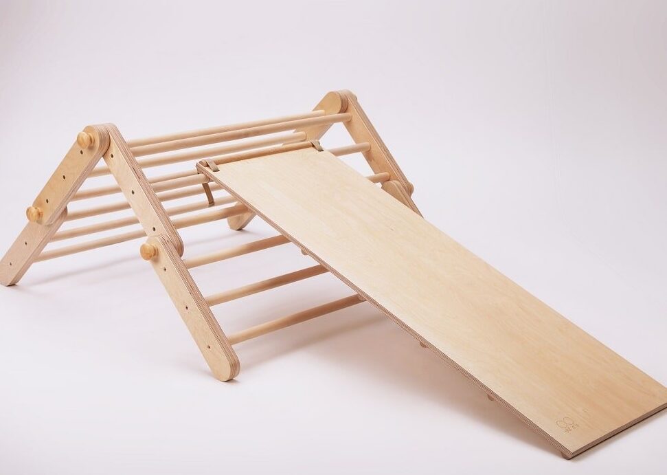 Pourquoi les barreaux des triangles de Pikler bougent-ils ?