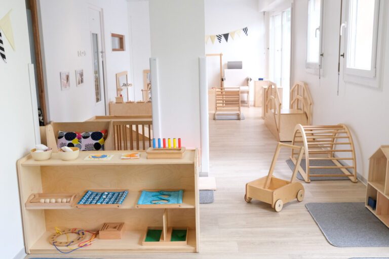 Quelle est la différence entre crèche et Nido Montessori ?