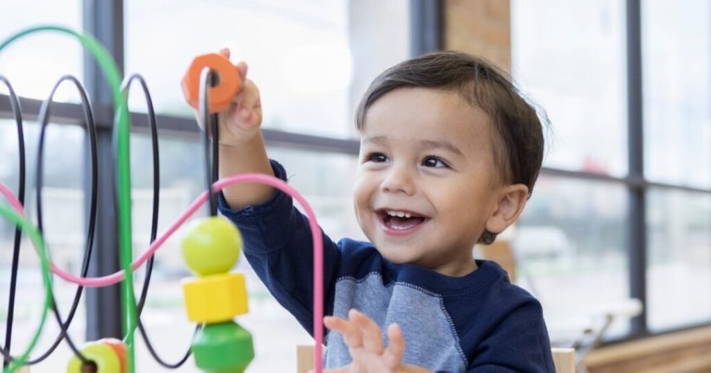Quelles activités de table pour stimuler bébé ?